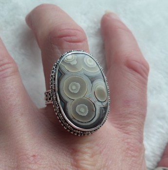 Zilveren ring met Laguna Lace Agaat in bewerkte setting 19 mm